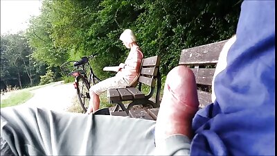 Milf Office venn poserer skjema etter jobb